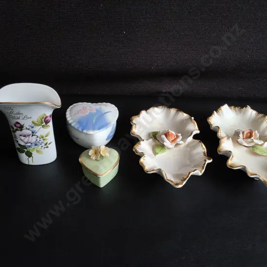 VINTAGE PORCELAIN FLORAL VANITY ITEMS, MOTHER'S BUD VASE, TRINKET BOXES, AND PAIR OF SCALLOPED TRINKET DISHES