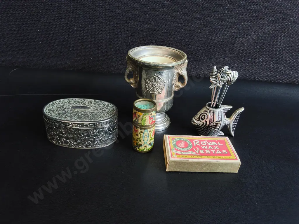 MIX OF VINTAGE ITEMS , INCLUDING MATCHES, TRINKET BOX, DECORATIVE FISH PICKS, ETC, TALLEST H 9 CM Image 1++