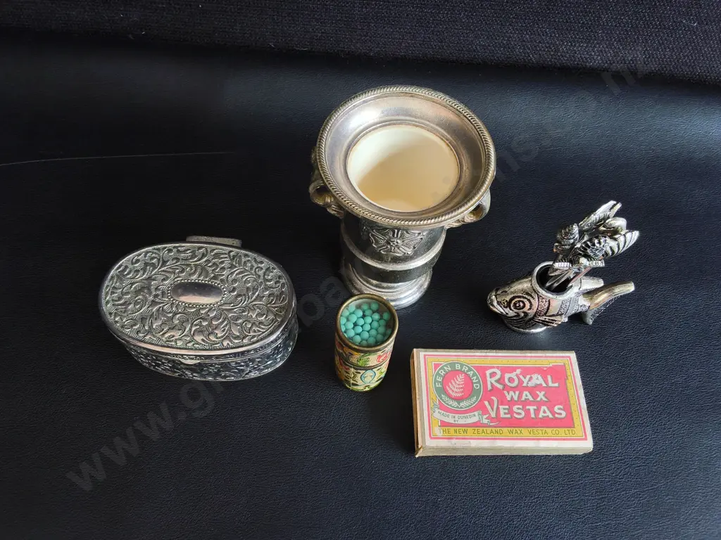 MIX OF VINTAGE ITEMS , INCLUDING MATCHES, TRINKET BOX, DECORATIVE FISH PICKS, ETC, TALLEST H 9 CM Image 1++
