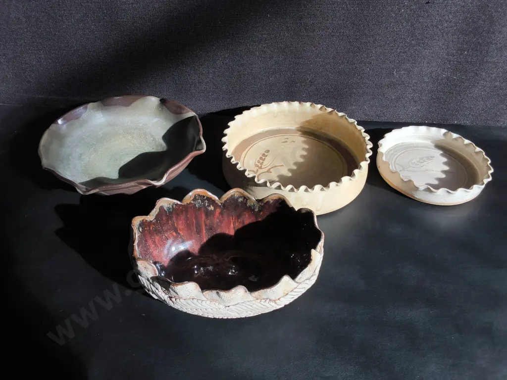 4 STUDIO POTTERY DECORATIVE BOWLS WITH SCALLOPED EDGES, WIDEST DIA 25 CM Image 1++