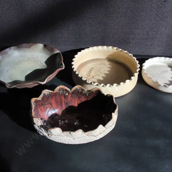 4 STUDIO POTTERY DECORATIVE BOWLS WITH SCALLOPED EDGES, WIDEST DIA 25 CM