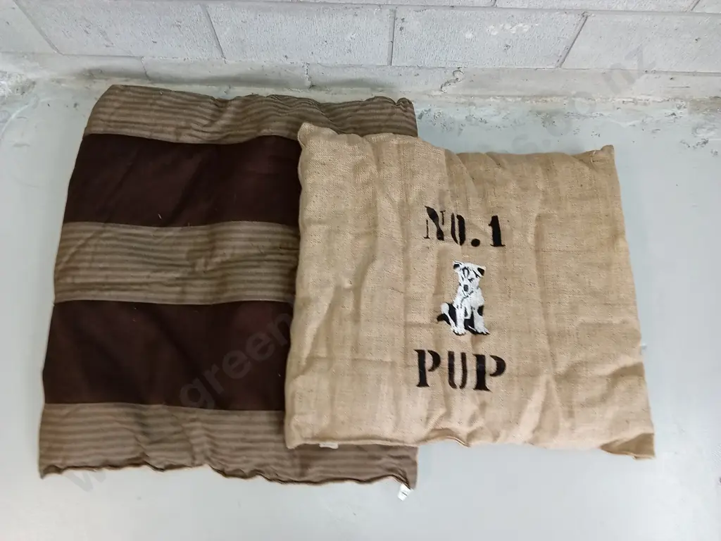 PAIR OF KIWIWOOL PET BEDS, LARGE IS 90CM X 80CM Image 1++