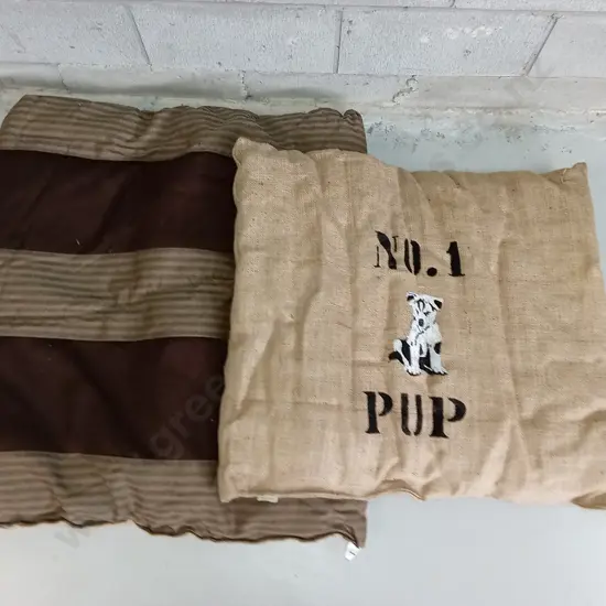 PAIR OF KIWIWOOL PET BEDS, LARGE IS 90CM X 80CM