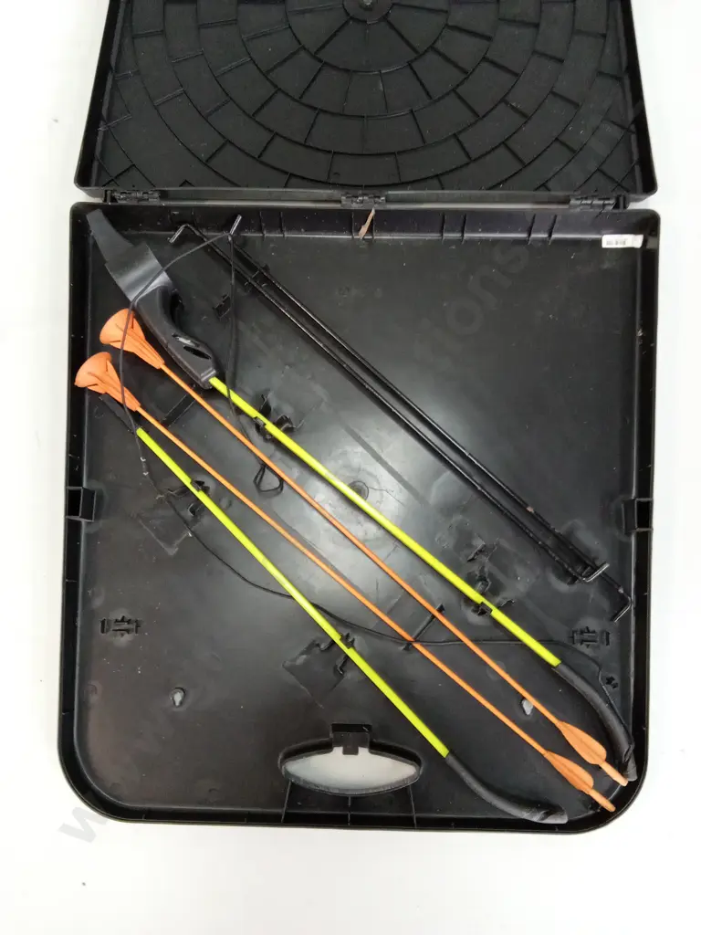 KIDS SUCTION ARCHERY SET WITH TARGET CASE Image 1++