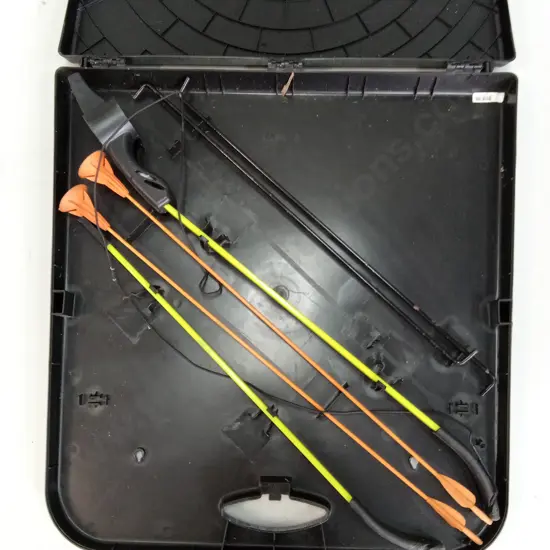 KIDS SUCTION ARCHERY SET WITH TARGET CASE