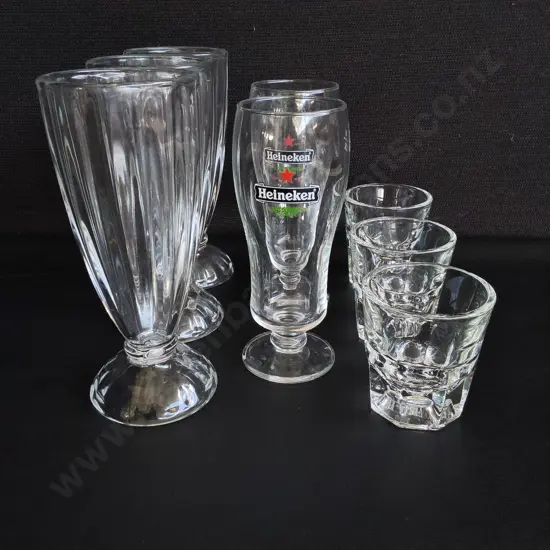 MIX OF GLASSWARE, VINTAGE SODA FOUNTAIN GLASSES, HEINEKEN GLASSES, AND SHOT GLASSES, 8 PIECES, TALLEST H 18.5 CM