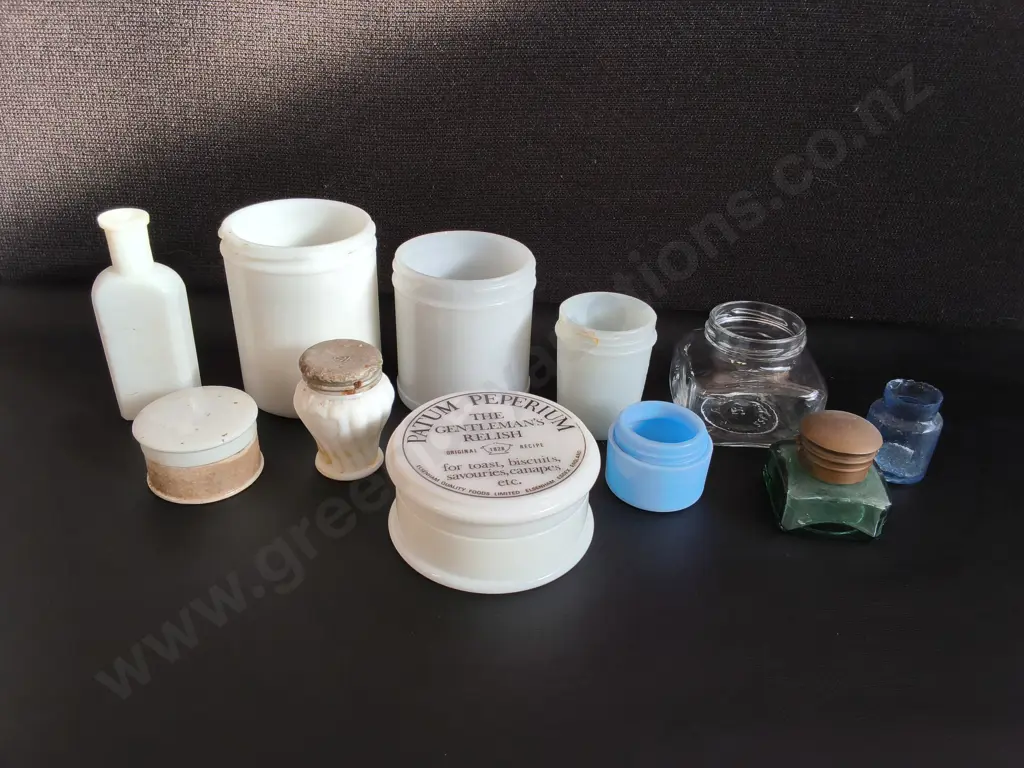 COLLECTION OF VINTAGE MILK GLASS AND CLEAR GLASS COSMETICS JARS, 11 PIECES, TALLEST H 11.5 CM Image 1++