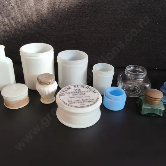 COLLECTION OF VINTAGE MILK GLASS AND CLEAR GLASS COSMETICS JARS, 11 PIECES, TALLEST H 11.5 CM