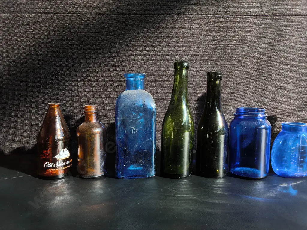 COLLECTION OF 10 VINTAGE CLEAR GLASS BOTTLES, TALLEST H 30 CM Image 1++