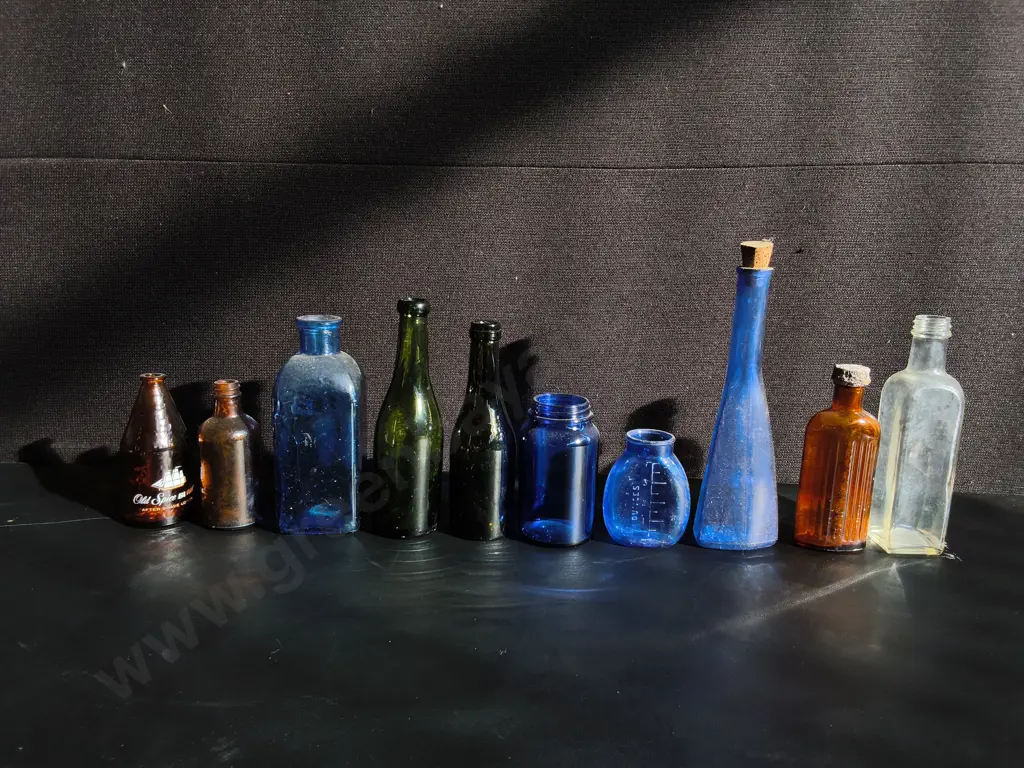 COLLECTION OF 10 VINTAGE CLEAR GLASS BOTTLES, TALLEST H 30 CM Image 1++
