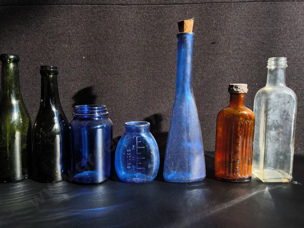 COLLECTION OF 10 VINTAGE CLEAR GLASS BOTTLES, TALLEST H 30 CM Image 1++