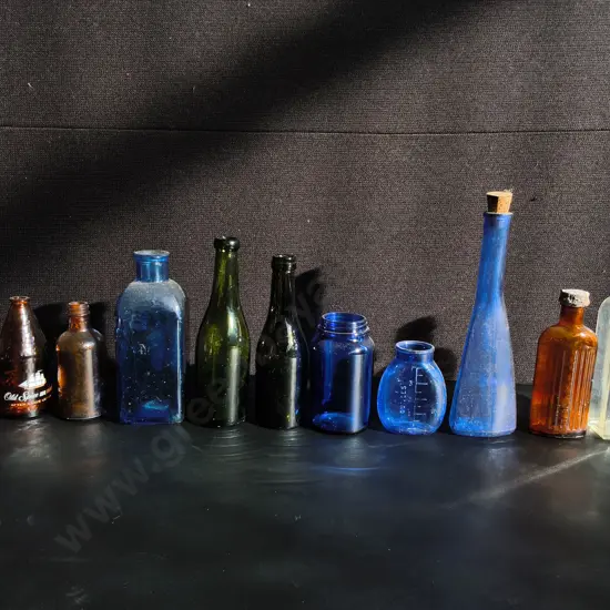 COLLECTION OF 10 VINTAGE CLEAR GLASS BOTTLES, TALLEST H 30 CM