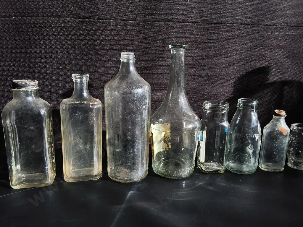 COLLECTION OF 10 VINTAGE GLASS BOTTLES, TALLEST H 30 CM Image 1++