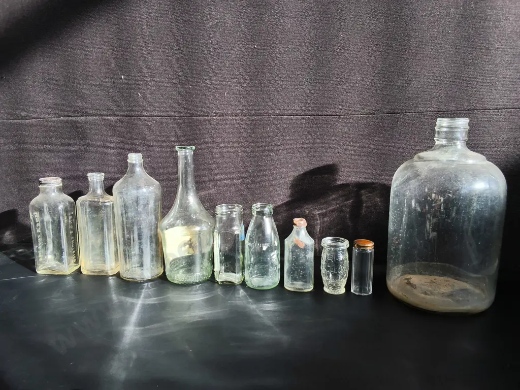 COLLECTION OF 10 VINTAGE GLASS BOTTLES, TALLEST H 30 CM Image 1++
