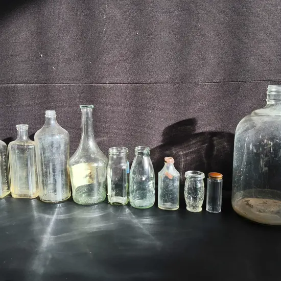 COLLECTION OF 10 VINTAGE GLASS BOTTLES, TALLEST H 30 CM