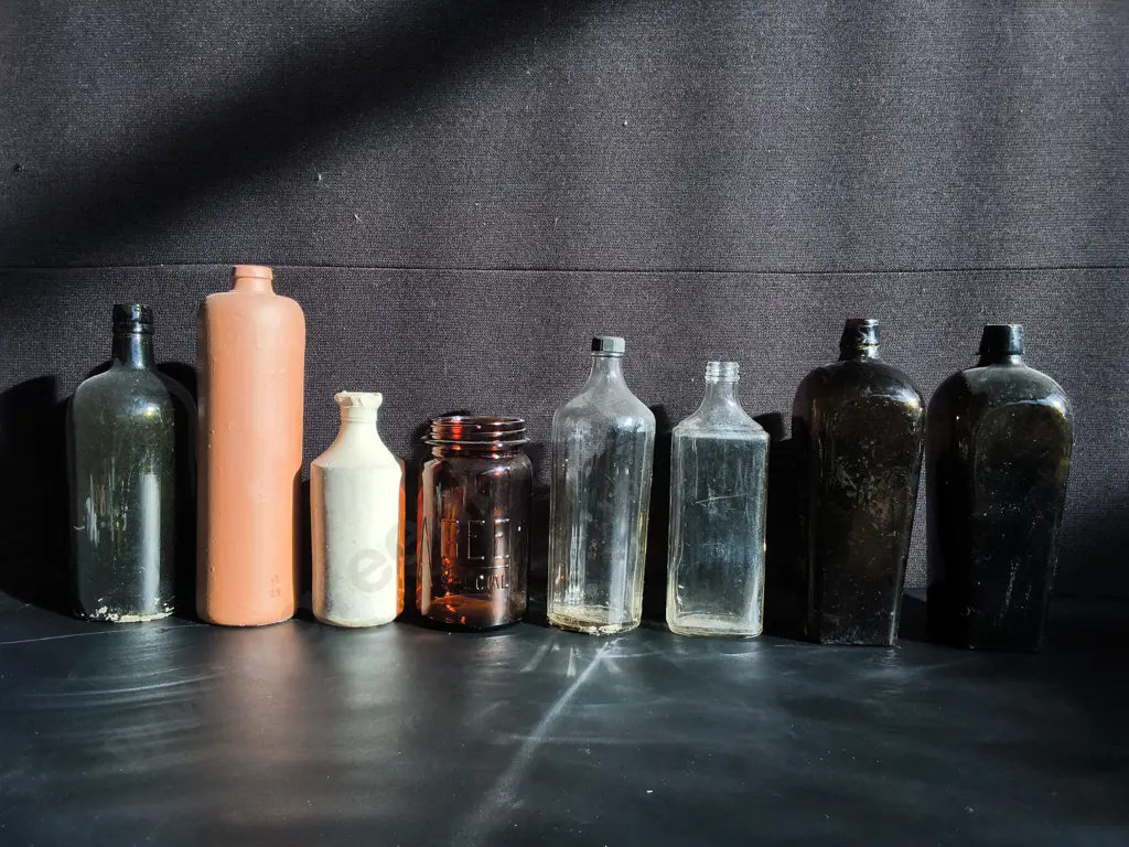 COLLECTION OF 8 VINTAGE GLASS BOTTLES, TALLEST H 30 CM Image 1++