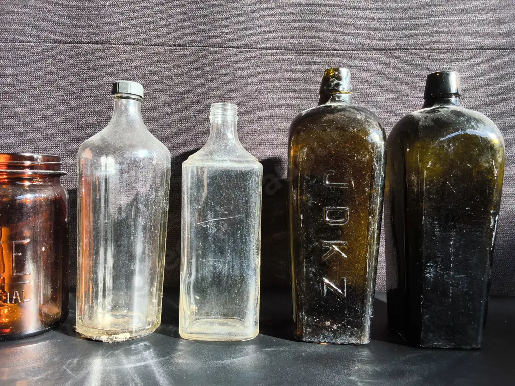 COLLECTION OF 8 VINTAGE GLASS BOTTLES, TALLEST H 30 CM Image 1++