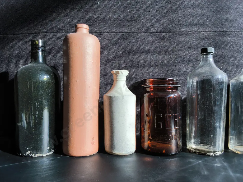 COLLECTION OF 8 VINTAGE GLASS BOTTLES, TALLEST H 30 CM Image 1++