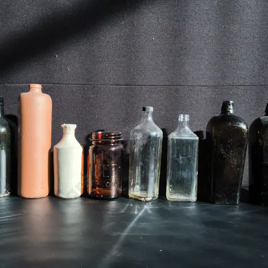 COLLECTION OF 8 VINTAGE GLASS BOTTLES, TALLEST H 30 CM
