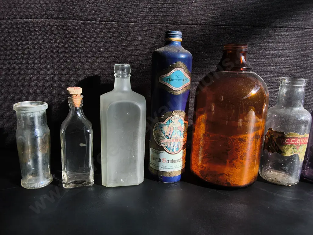 COLLECTION OF 10 VINTAGE CLEAR GLASS BOTTLES, TALLEST H 29 Image 1++