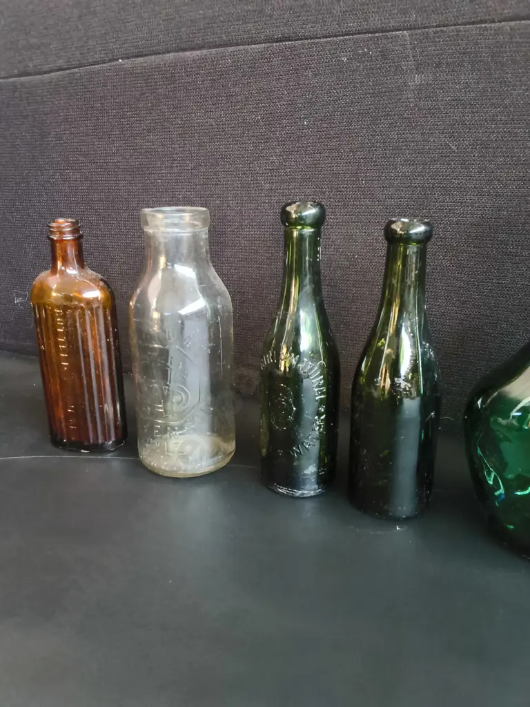 COLLECTION OF 10 VINTAGE AND ANTIQUE GLASS BOTTLES, TALLEST H 24 CM Image 1++