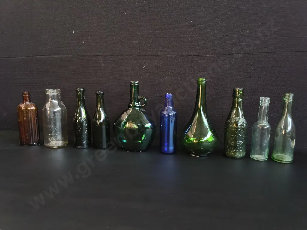 COLLECTION OF 10 VINTAGE AND ANTIQUE GLASS BOTTLES, TALLEST H 24 CM Image 1++