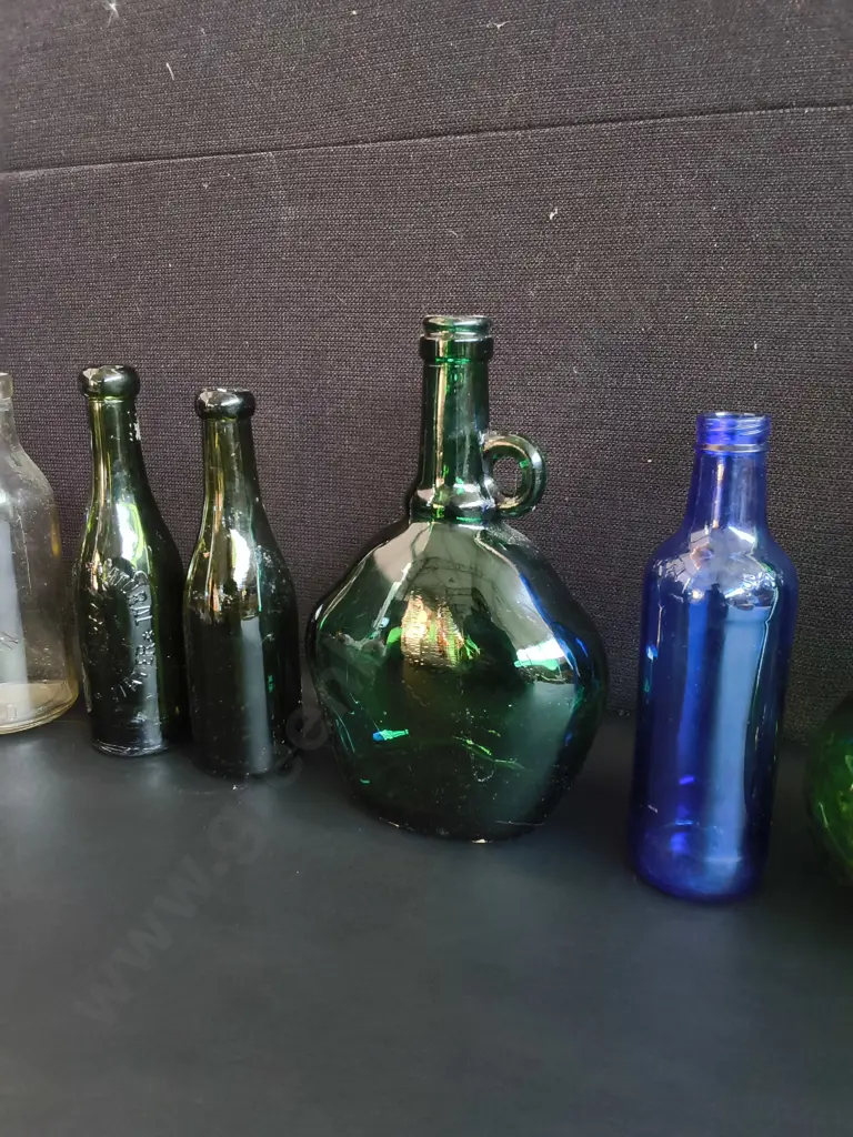 COLLECTION OF 10 VINTAGE AND ANTIQUE GLASS BOTTLES, TALLEST H 24 CM Image 1++