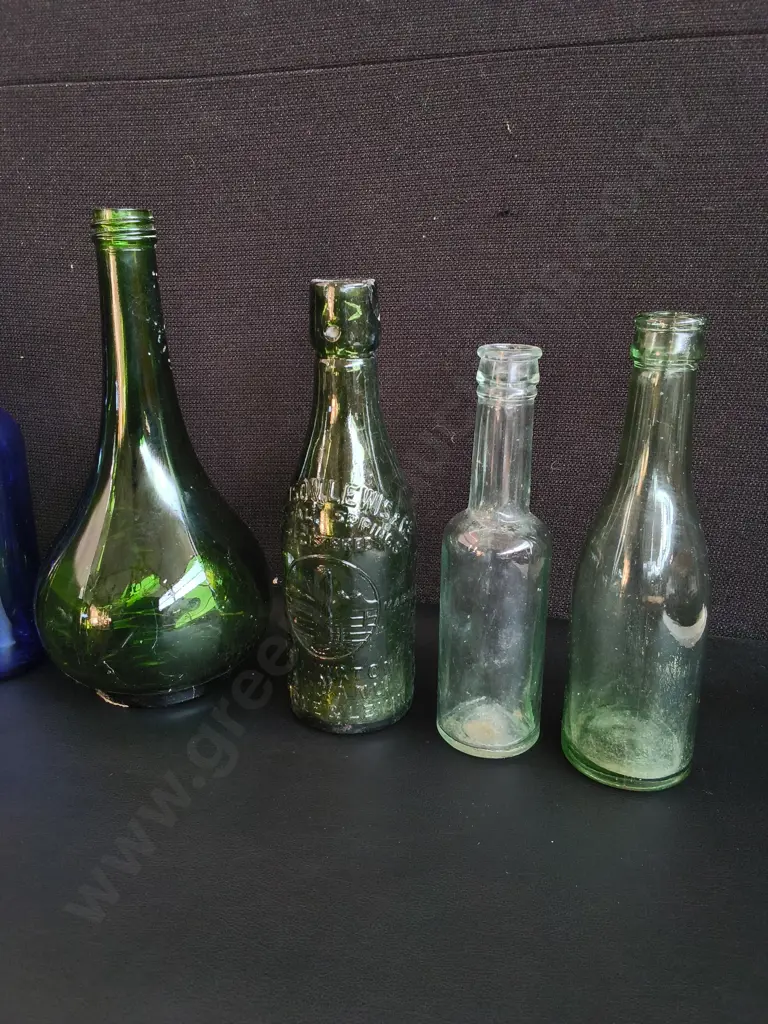 COLLECTION OF 10 VINTAGE AND ANTIQUE GLASS BOTTLES, TALLEST H 24 CM Image 1++
