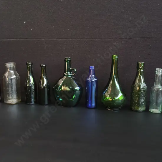 COLLECTION OF 10 VINTAGE AND ANTIQUE GLASS BOTTLES, TALLEST H 24 CM