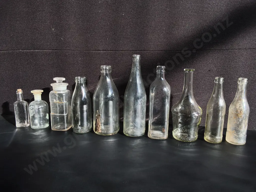 COLLECTION OF 10 VINTAGE CLEAR GLASS BOTTLES, TALLEST H 30 CM Image 1++
