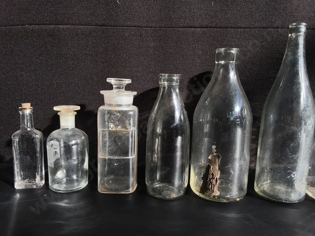 COLLECTION OF 10 VINTAGE CLEAR GLASS BOTTLES, TALLEST H 30 CM Image 1++