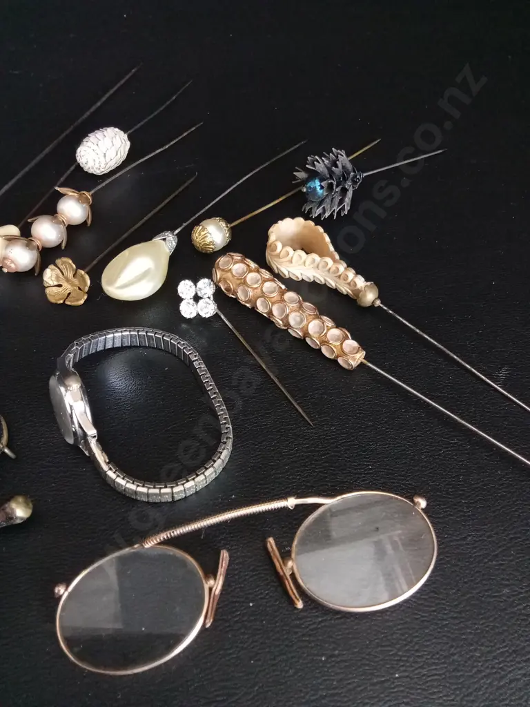 ASSORTED VINTAGE ITEMS INCLUDING CORKSCREW BOTTLE OPENERS, A WATCH, GLASSES AND HAT PINS Image 1++