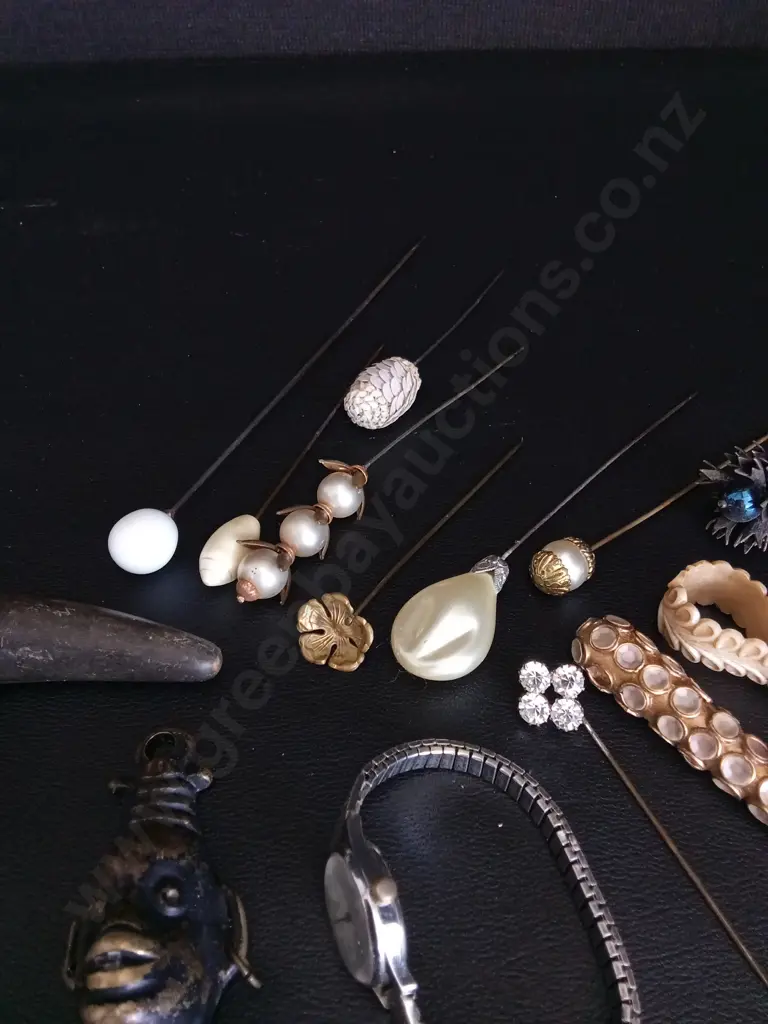 ASSORTED VINTAGE ITEMS INCLUDING CORKSCREW BOTTLE OPENERS, A WATCH, GLASSES AND HAT PINS Image 1++