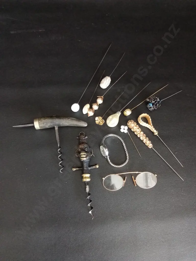 ASSORTED VINTAGE ITEMS INCLUDING CORKSCREW BOTTLE OPENERS, A WATCH, GLASSES AND HAT PINS Image 1++