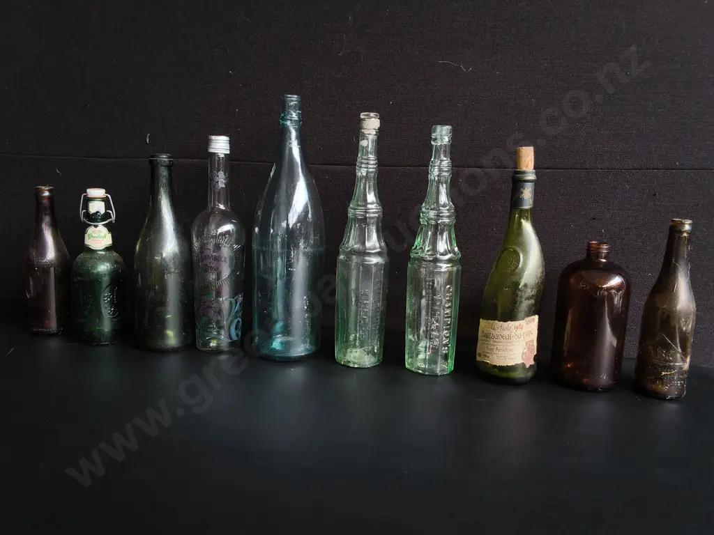 COLLECTION OF 10 VINTAGE AND ANTIQUE GLASS BOTTLES, TALLEST H 40 CM Image 1++
