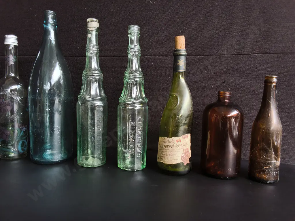 COLLECTION OF 10 VINTAGE AND ANTIQUE GLASS BOTTLES, TALLEST H 40 CM Image 1++