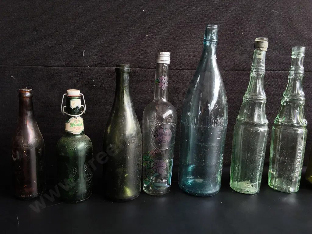 COLLECTION OF 10 VINTAGE AND ANTIQUE GLASS BOTTLES, TALLEST H 40 CM Image 1++