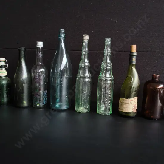 COLLECTION OF 10 VINTAGE AND ANTIQUE GLASS BOTTLES, TALLEST H 40 CM