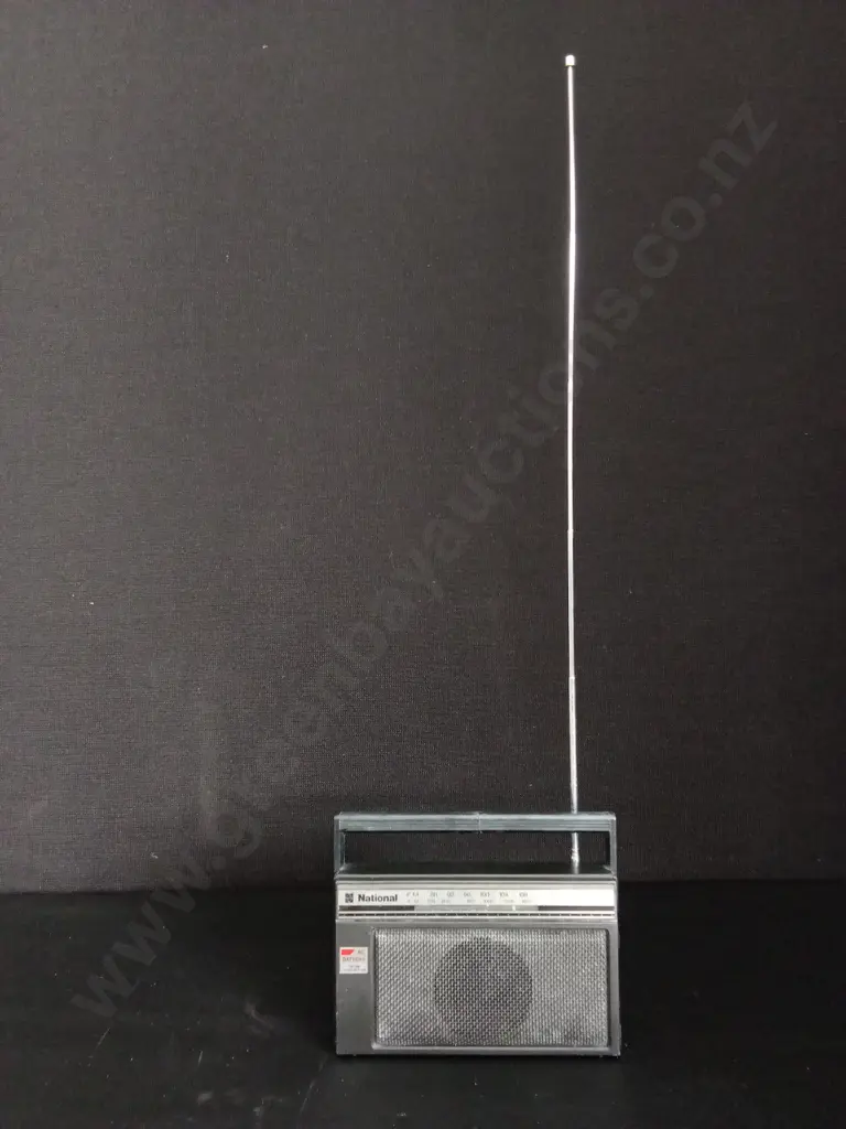VINTAGE NATIONAL PORTABLE RADIO RECEIVER L18CM Image 1++