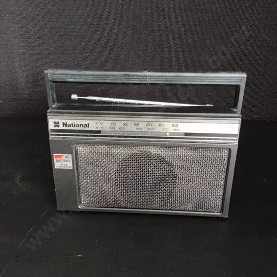 VINTAGE NATIONAL PORTABLE RADIO RECEIVER L18CM