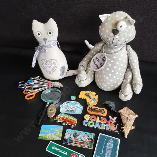 MISCELLANEOUS MIX OF ITEMS, INCLUDING CAT DOOR STOPS, SOUVENIRS, SCISSORS, TALLEST H 30 CM