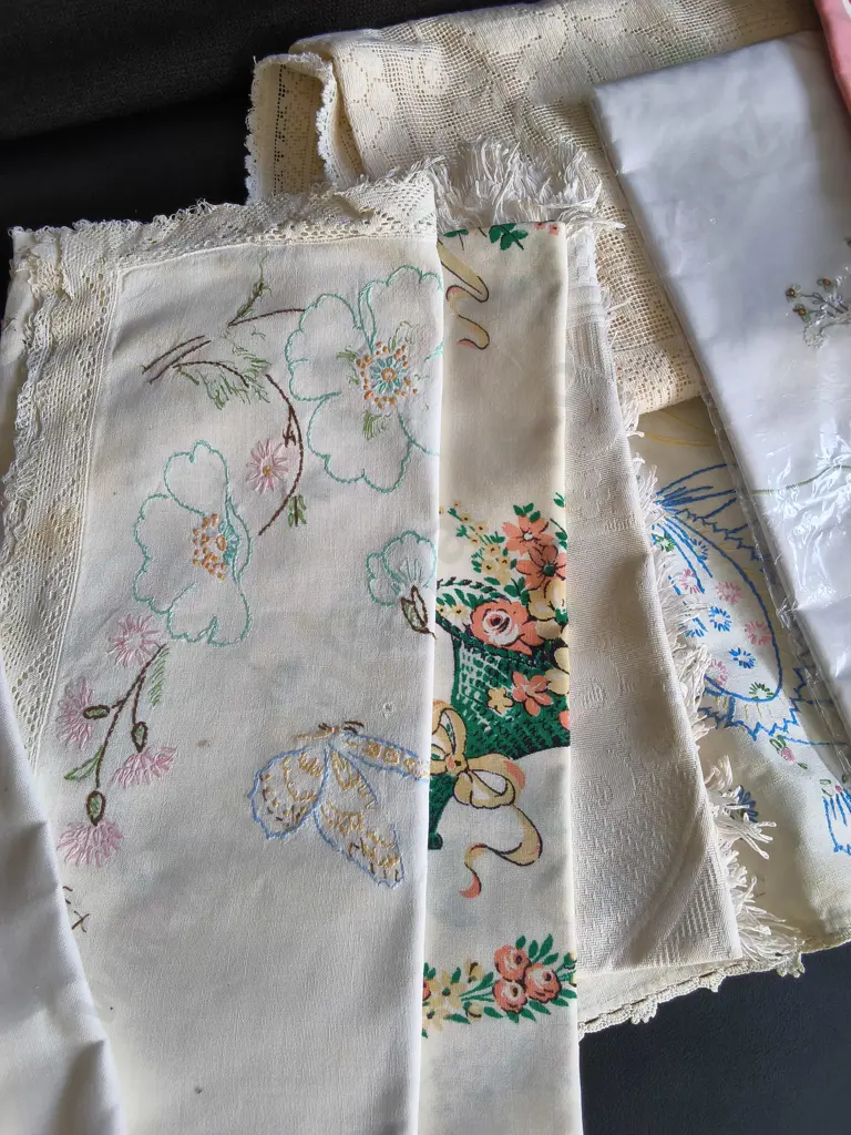 MIX OF VINTAGE TABLECLOTHS/ FABRIC, INCLUDING EMBROIDERED Image 1++