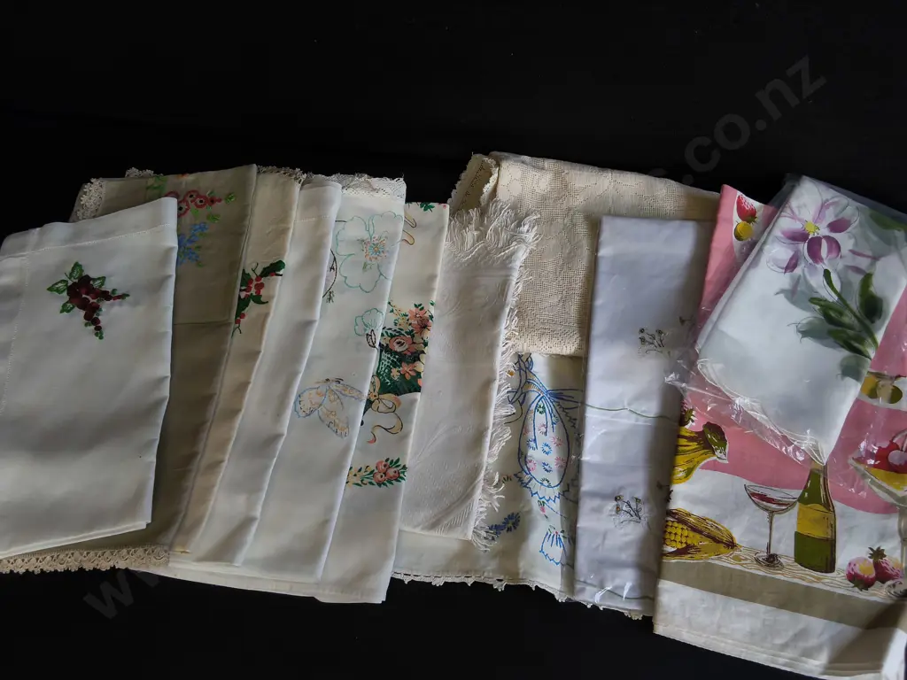MIX OF VINTAGE TABLECLOTHS/ FABRIC, INCLUDING EMBROIDERED Image 1++