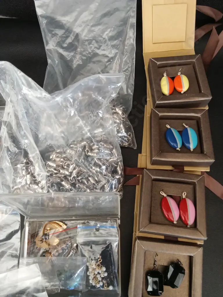 BAG OF COSTUME JEWELLERY Image 1++