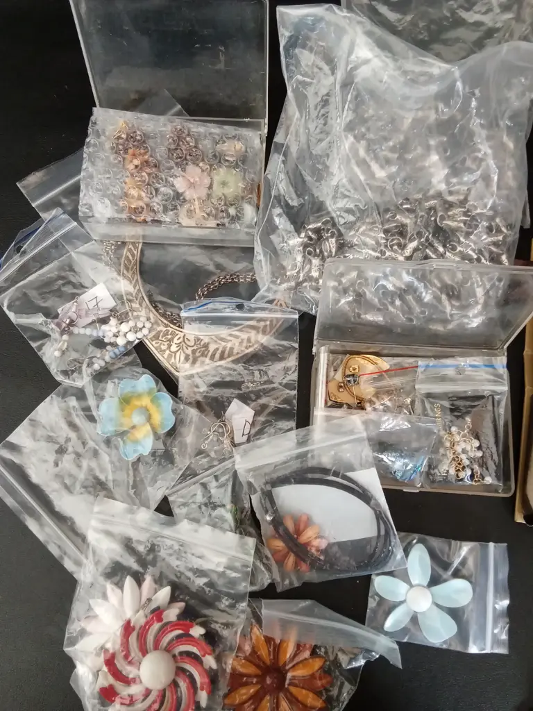 BAG OF COSTUME JEWELLERY Image 1++