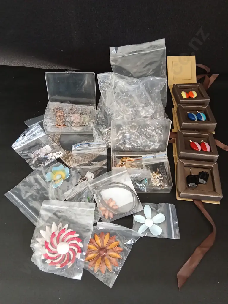 BAG OF COSTUME JEWELLERY Image 1++