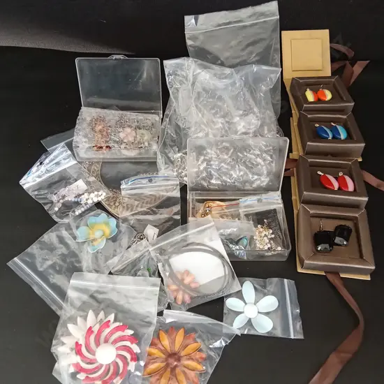 BAG OF COSTUME JEWELLERY