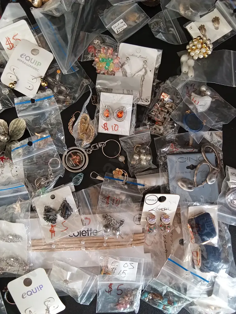 BAG OF COSTUME JEWELLERY Image 1++