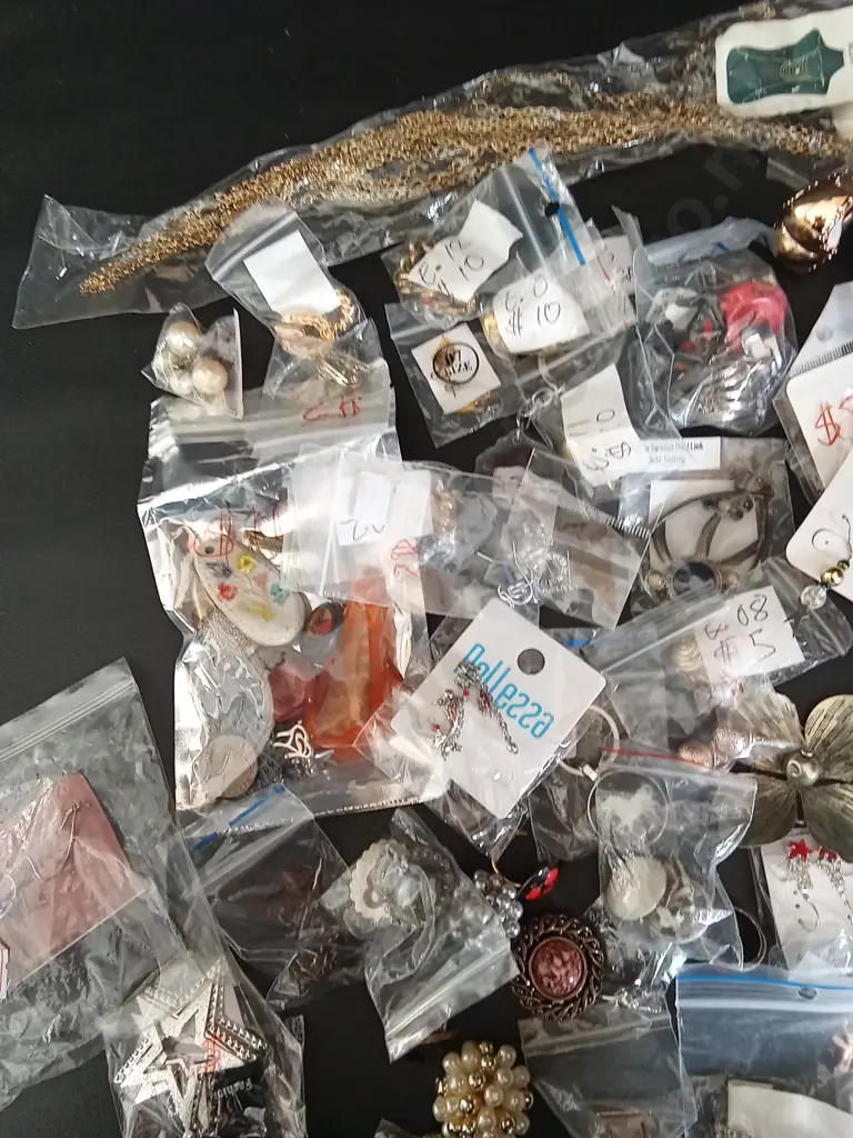 BAG OF COSTUME JEWELLERY Image 1++