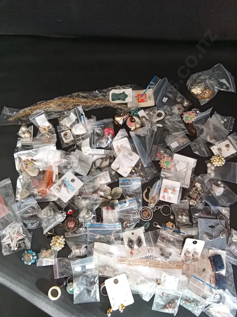 BAG OF COSTUME JEWELLERY Image 1++